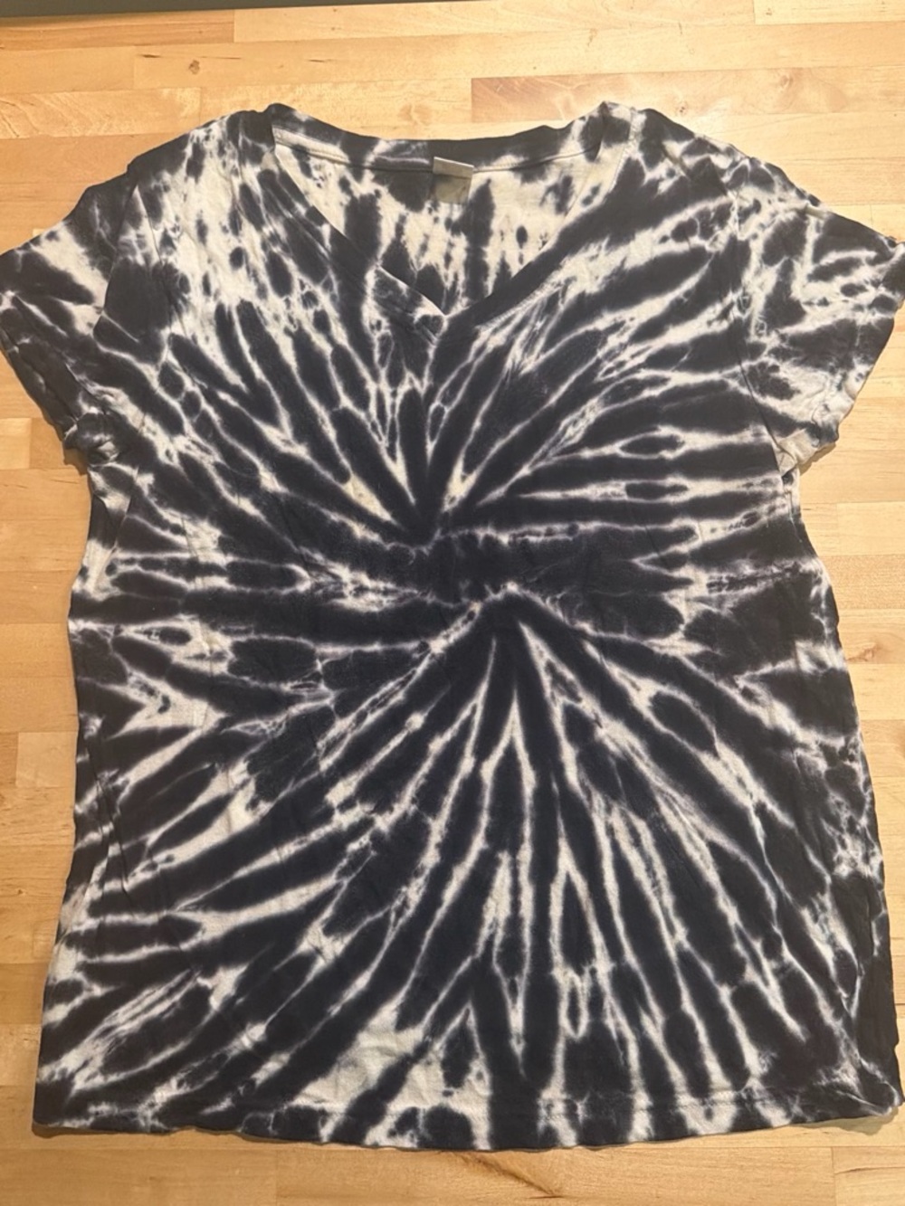 Tie-Dye Short Sleeve V-Neck Top - Black & White
